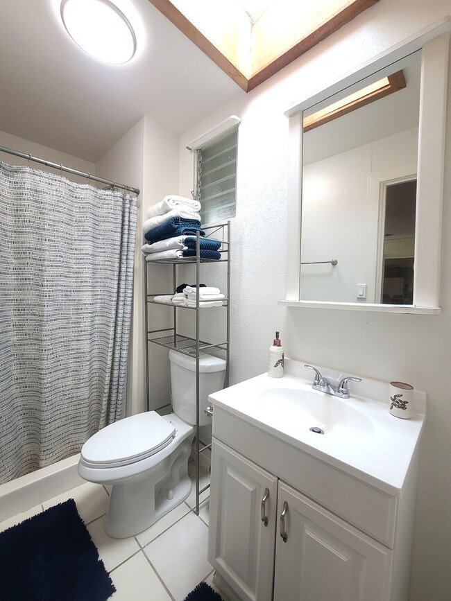Building Photo - Extra large 1 bedroom, 10 minute walk to b...