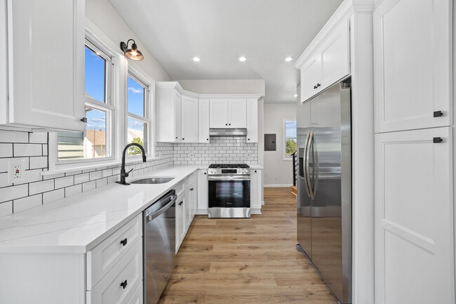 Kitchen - 129 Banta Ave