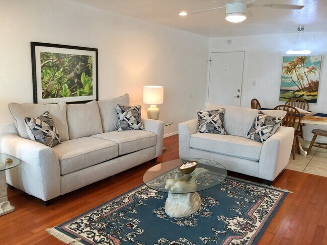 Sala de estar con sofá cama - 21320 Brinson Ave