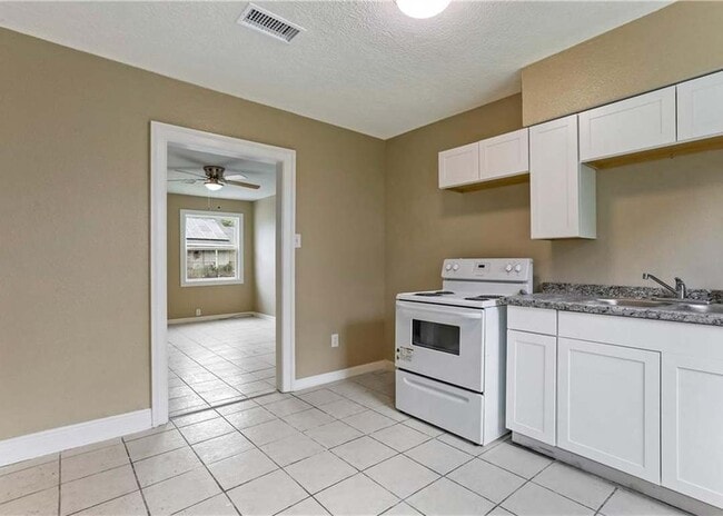 Building Photo - 822 Sumner St