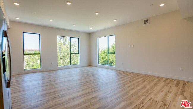 Building Photo - 1540 S Hayworth Ave