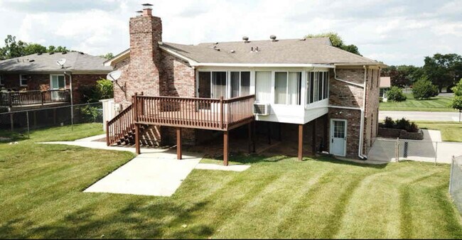 Building Photo - 484 Cromwell Way