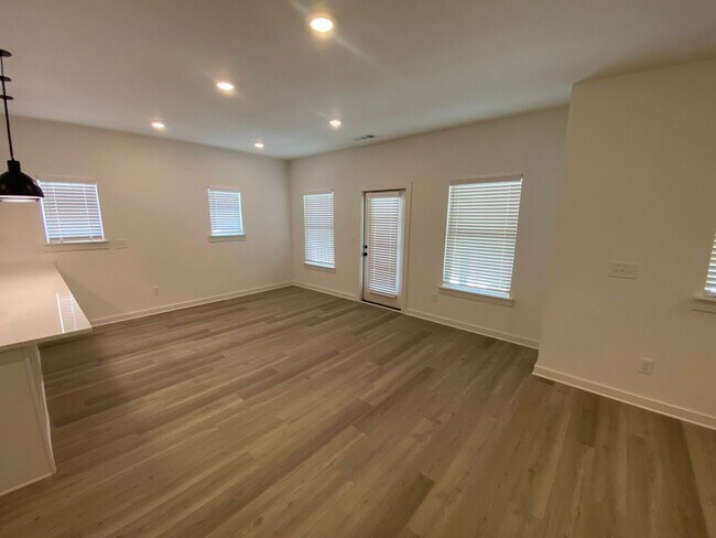 Foto del edificio - NEW CONSTRUCTION 5 BEDROOM PRE-LEASING FOR...
