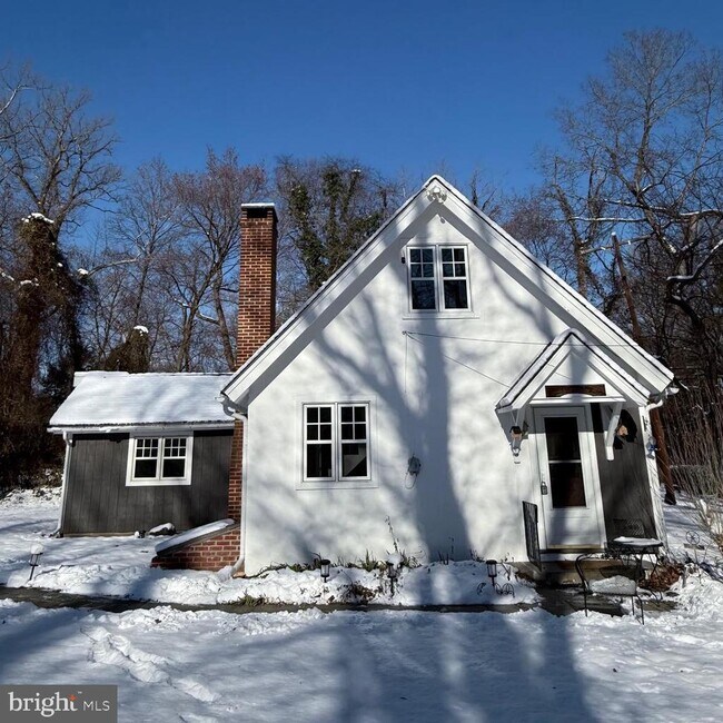 Foto del edificio - 2598 River Rd