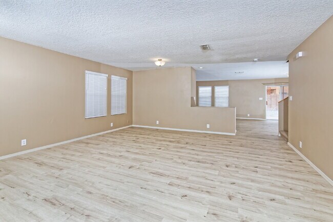 Foto del edificio - I-40 freeway access nearby. Couple blocks ...