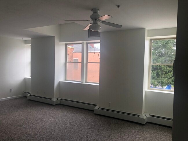 Building Photo - 205 Chapin St