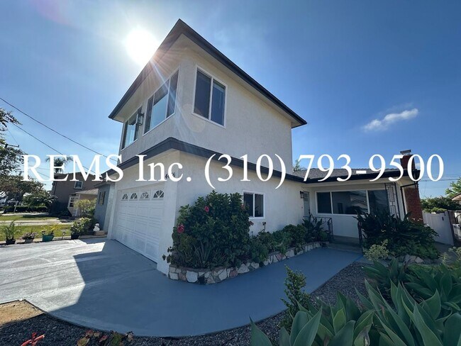 Foto del edificio - Beautifully Updated Home with 2-Car Garage & Large Bonus Family Room