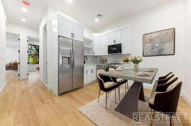 Foto del edificio - Brand New 2 Bed in Bed Stuy Brownstone!