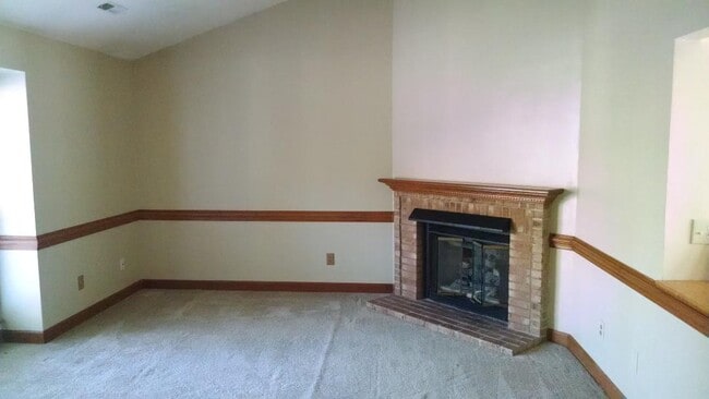 Gas Fireplace in the den for cold nights - 5500 Fortunes Ridge Dr