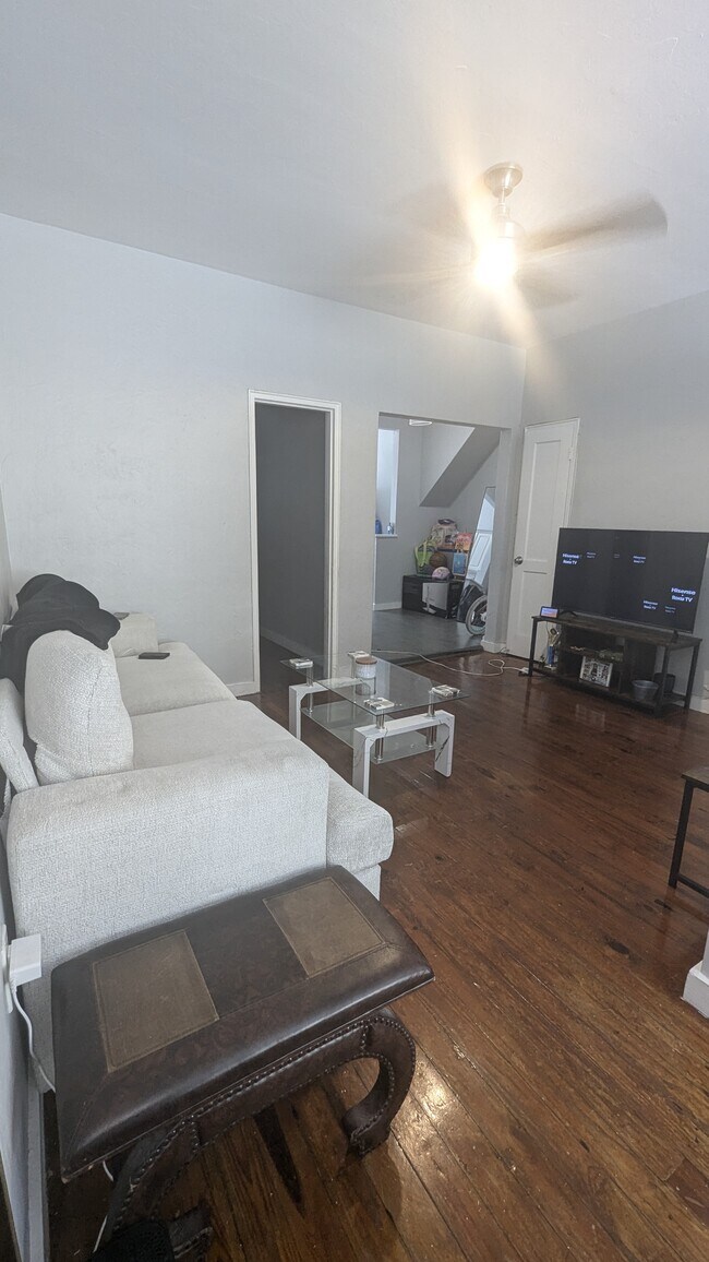 Foto del edificio - 826 Meridian Ave