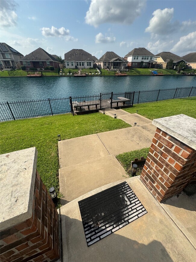 Foto del edificio - 2719 Lake Villa Dr