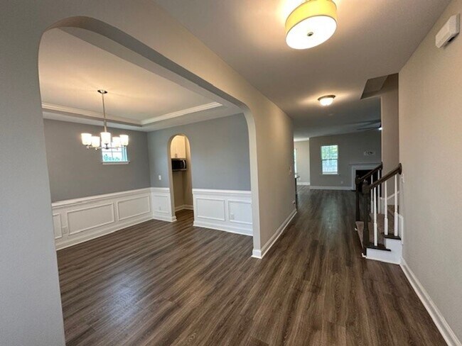 Foto del edificio - Spacious 4-Bedroom Home with Designer Fini...