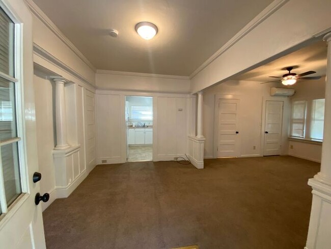 Building Photo - Move-In Ready Studio Apartment