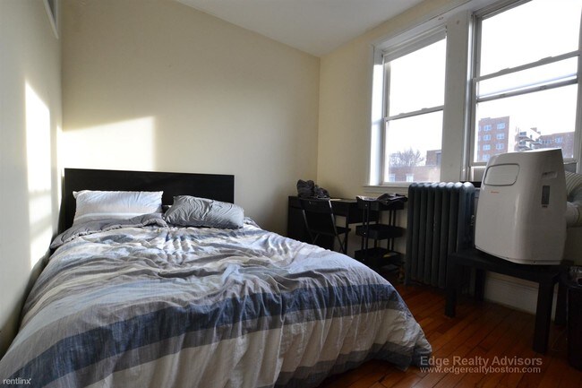 Building Photo - 3 br, 1 bath  - 15 Egmont St
