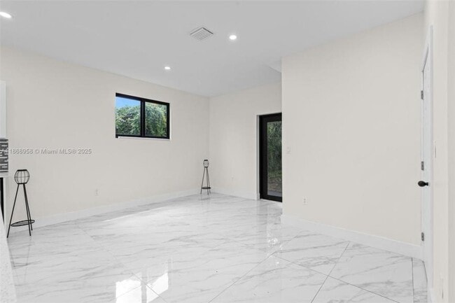 Building Photo - 3 bedroom in Miami FL 33150