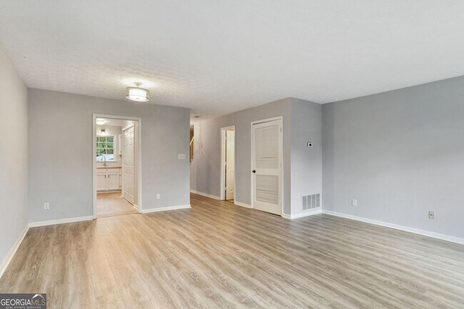 Foto del edificio - 587 Wedgewood Dr