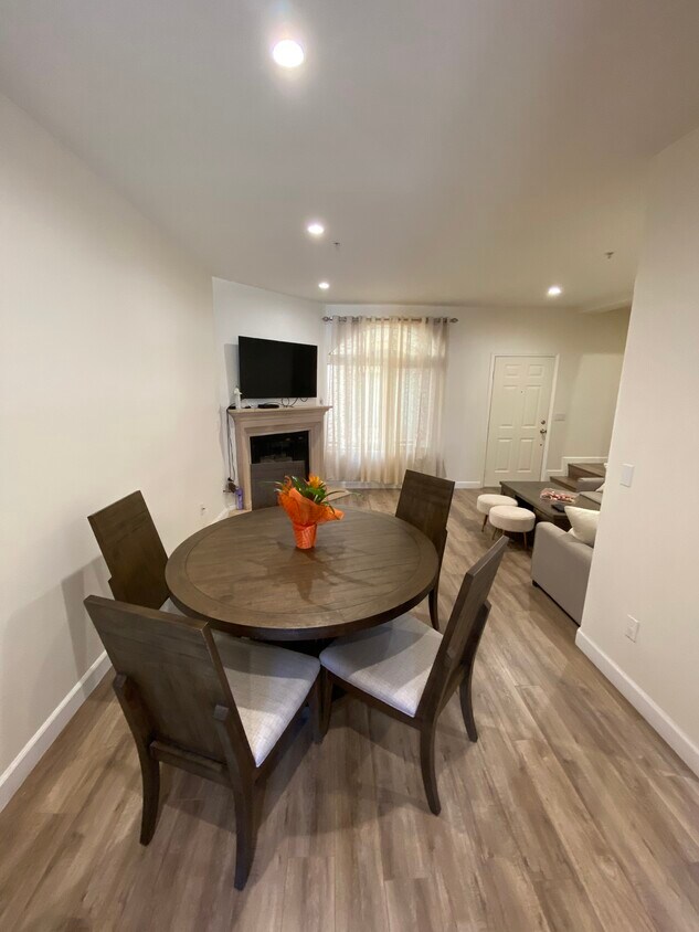 Foto principal - 7124 Woodman Ave