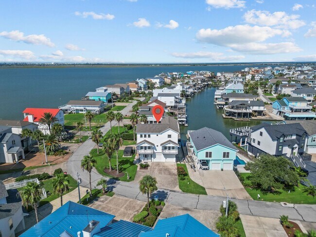 Building Photo - Waterfront Living at Its Best – For Rent o...