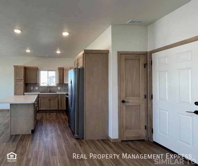 Building Photo - Modern 3 Bed 2.5 Bath Townhome Located in ...