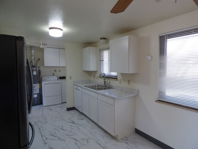 Building Photo - Adorable 3 bedroom, 1 bath in Longmont Estates, fenced back yard, 2 car garage