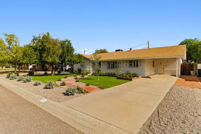 Building Photo - 3215 N 20th Pl