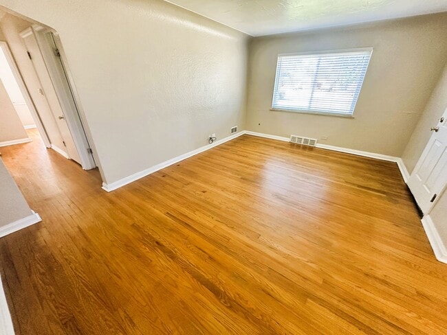 Building Photo - 3 Bed 1 Bath Ranch in North Park Hill! (Av...
