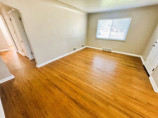 Foto del edificio - 3 Bed 1 Bath Ranch in North Park Hill! (Av...