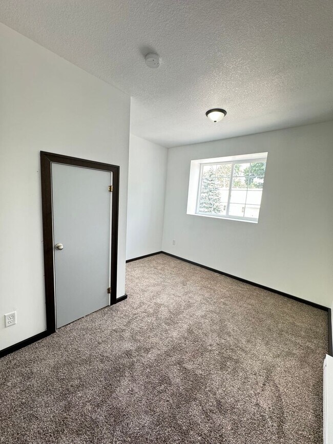 Building Photo - Remodeled 2-Bedroom Upper Apartment in Mil...