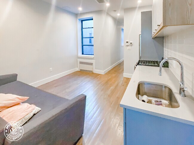 Building Photo - 411 Chauncey St