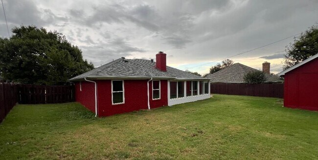 Building Photo - Welcome to this inviting 3-bedroom, 2-bathroom home in the heart of Cleburne, perfectly suited fo...