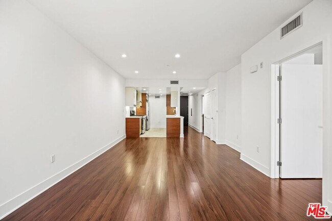 Foto del edificio - 220 E Broadway