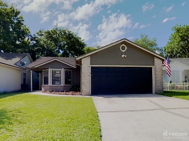 Building Photo - 1707 Ashwood Cir