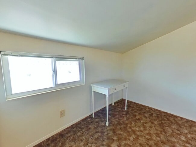 Building Photo - Room ~ Close to Campus ~ All Utilities Paid