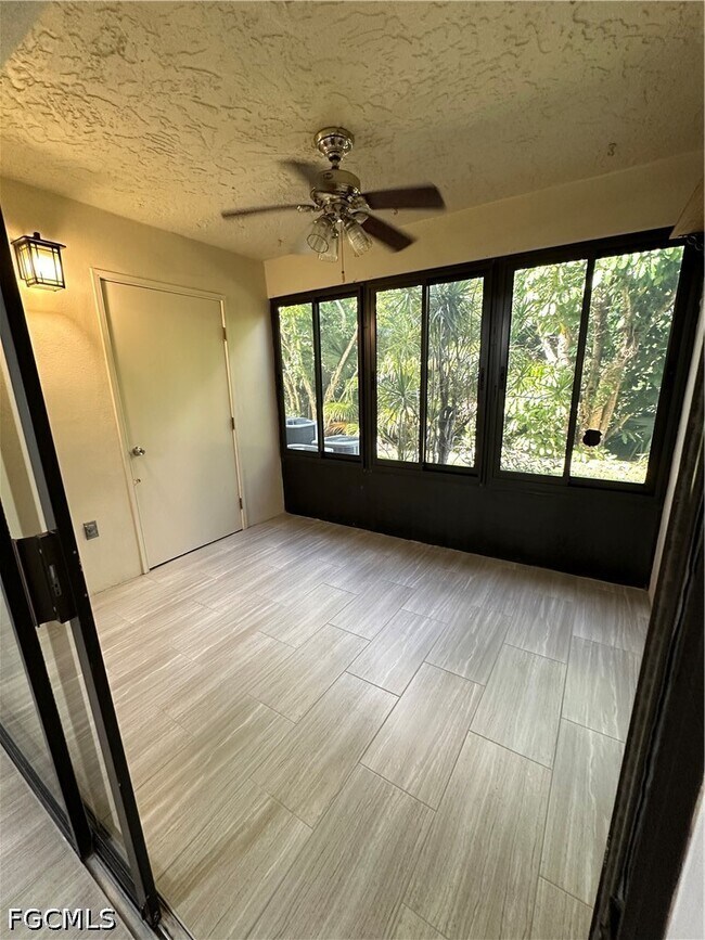 Foto del edificio - 6136 Whiskey Creek Dr