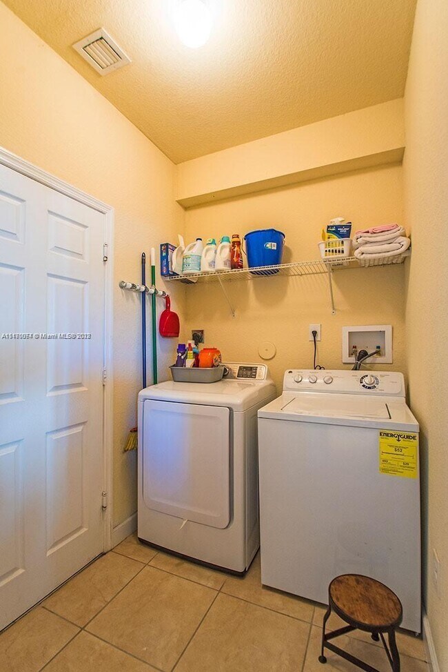 Building Photo - 1522 SW 144th Ave