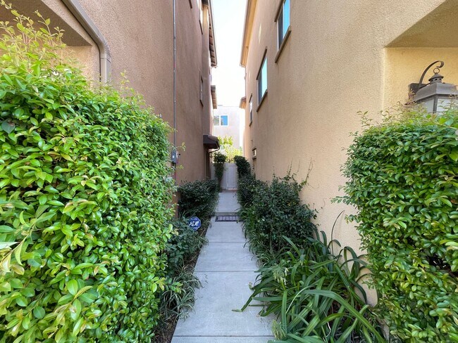 Foto del edificio - 3 bedroom + 4 bath Townhouse in Lake Balboa