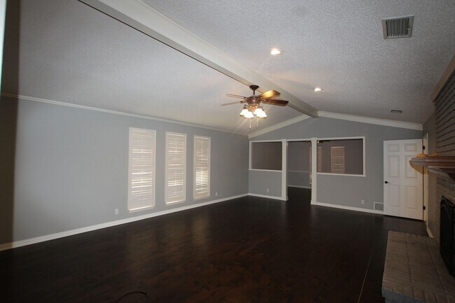 Building Photo - Available Now! Spacious 4 Bed/3 Bath Home ...