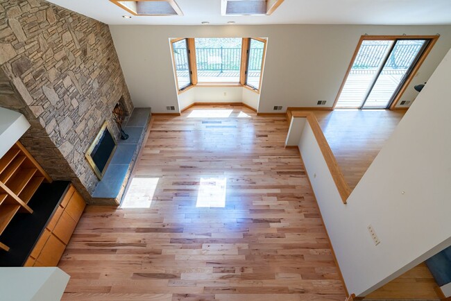 Building Photo - 3 Bedroom Contemporary on Private Lot, 1 &...