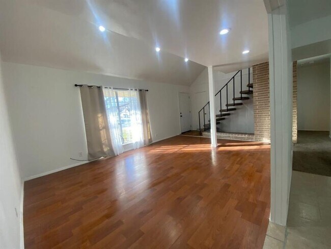 Building Photo - 3010 Ridgeview Ln