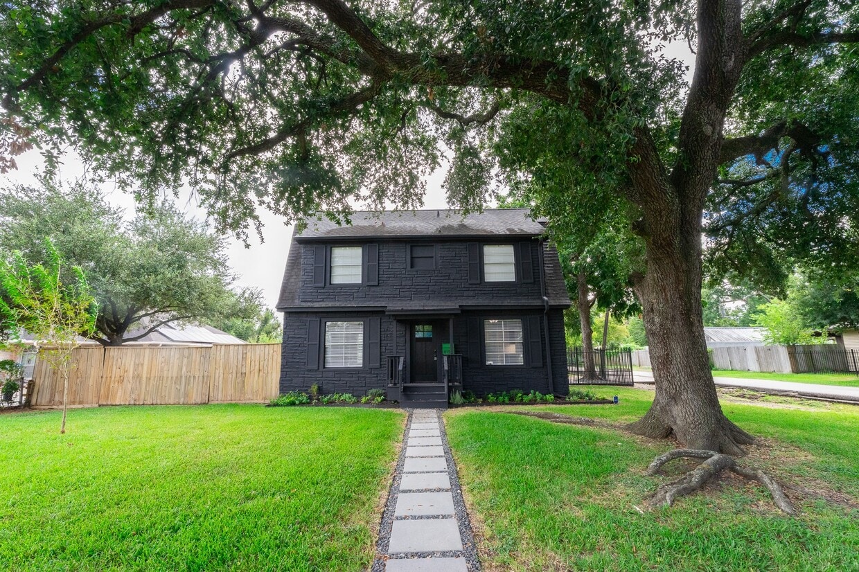 Foto principal - 8134 Niles St