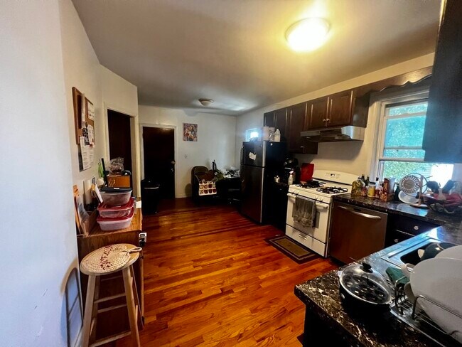 Building Photo - 18 Bynner St