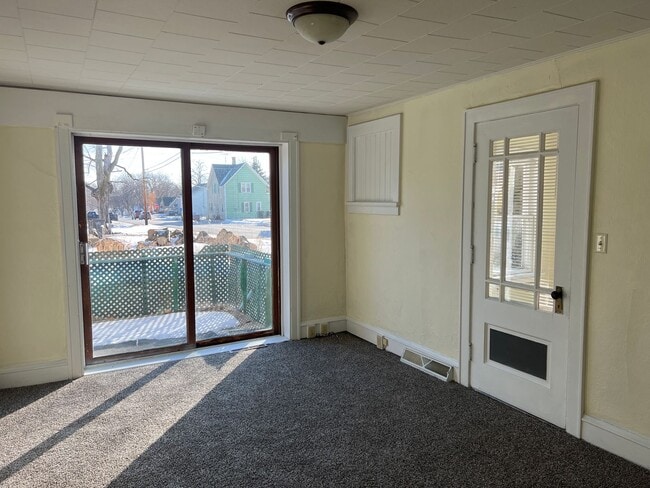 Building Photo - 136 N Dewey Ave