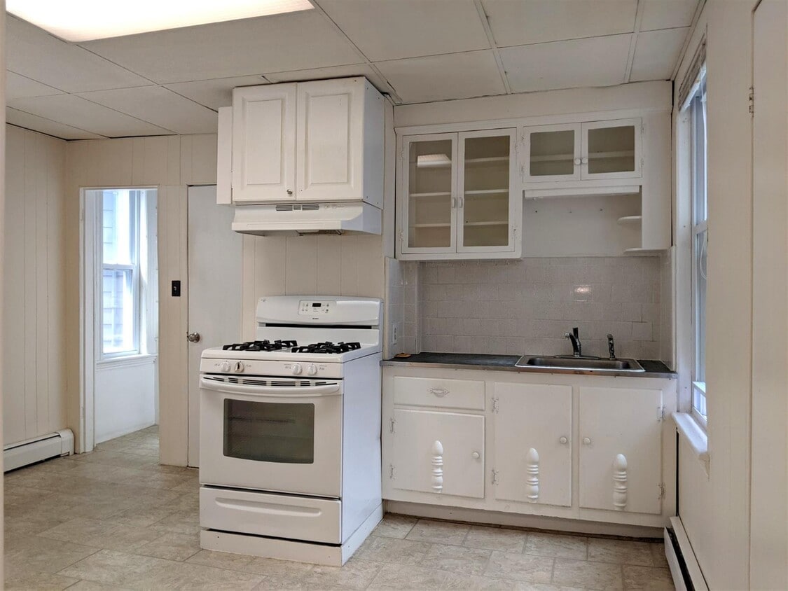 Primary Photo - 20 Mossland St