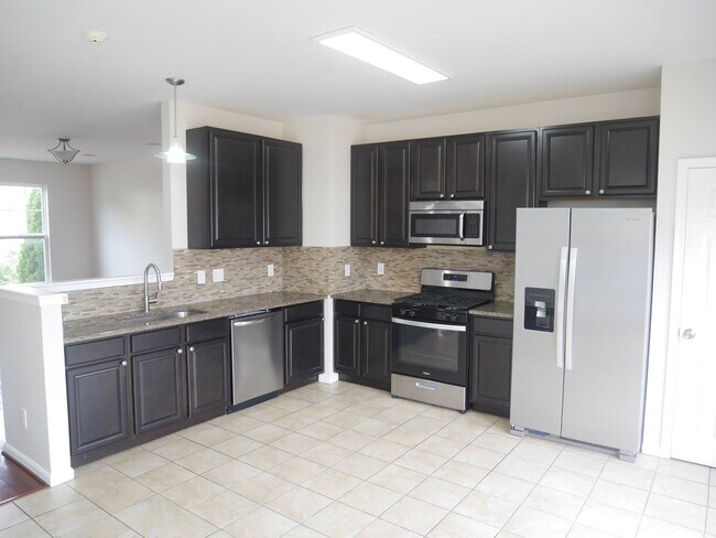 Building Photo - Rare Find! 4 Bedroom, 2 Bathroom Townhome ...