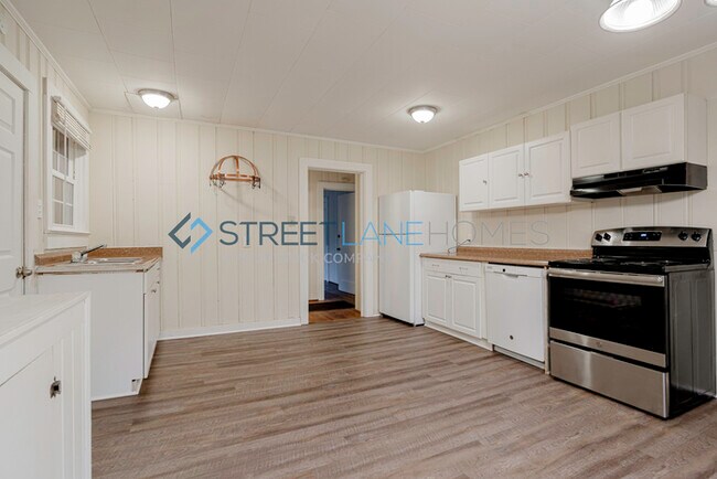 Building Photo - NOW OFFERING $250 OFF THE FIRST FULL MONTH...