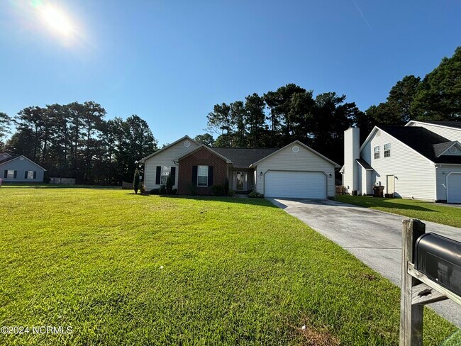 Building Photo - 201 Rosewood Cir
