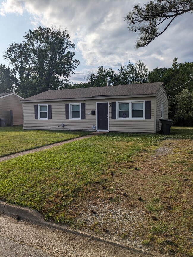 Building Photo - 1821 Moger Dr