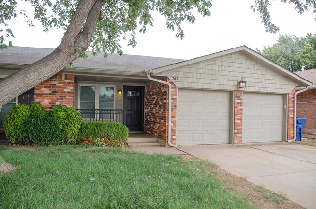 Updated exterior. Lovely front patio area great for relaxing. Great neighborhood and close to Mustang schools and playgrounds. - 747 W Forest Dr House