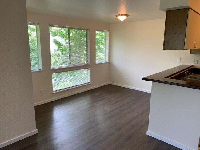 Building Photo - Pinehurst West - 2 bedrooms