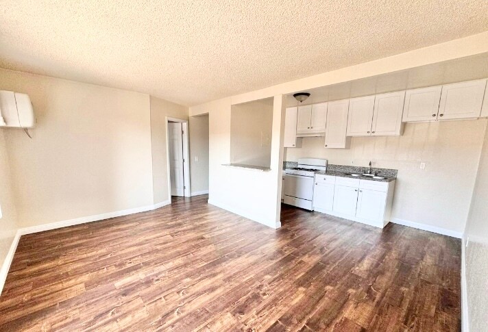 Foto principal - 6729 Woodley Ave